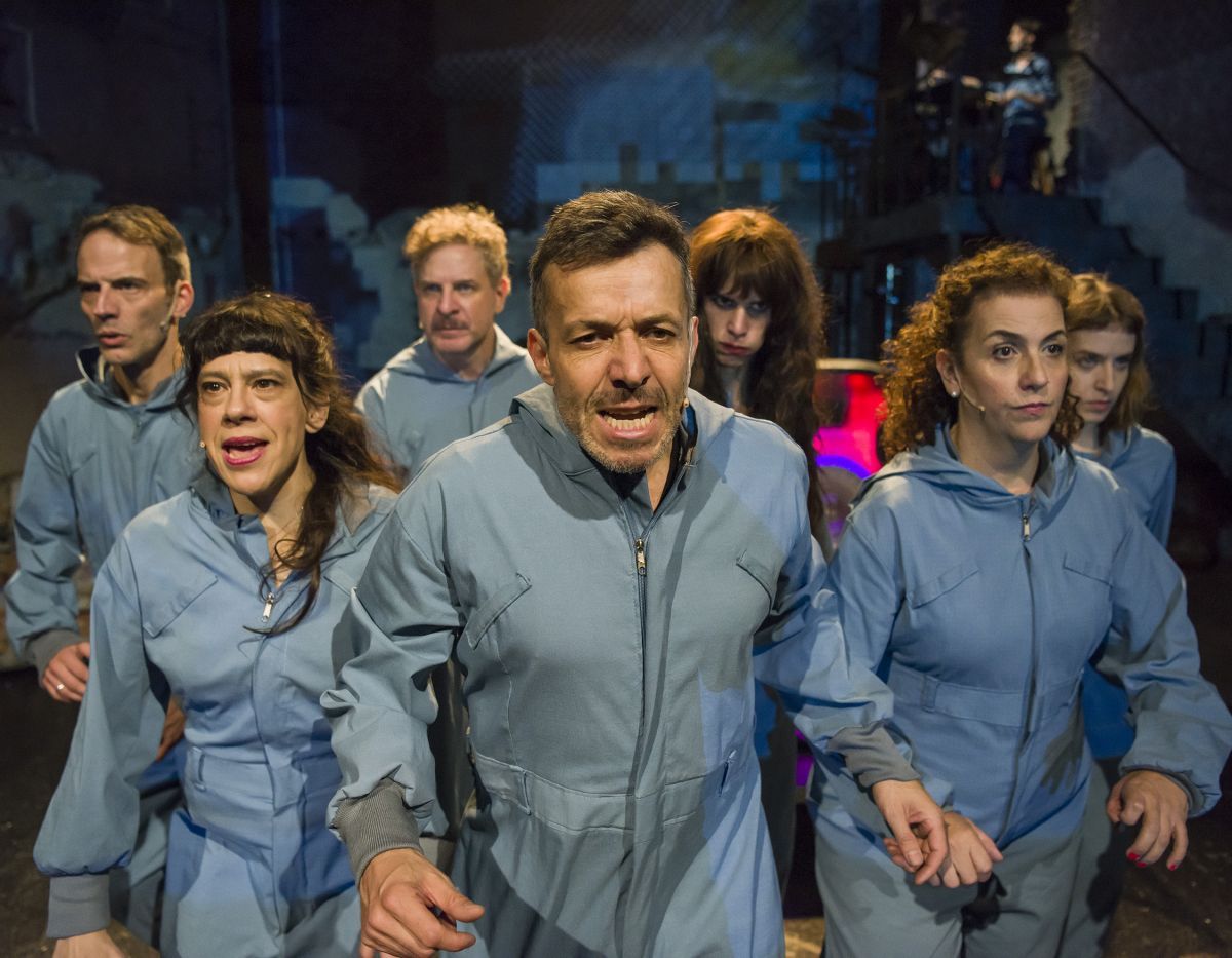 Crítica de "El suelo que sostiene a Hande": El teatro como resistencia frente al olvido