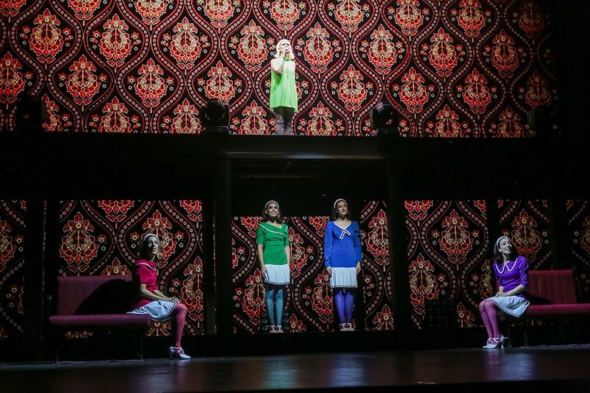 Crítica de “Sandro, el gran show”: Una experiencia teatral intensa que revive al Gitano desde la ficción y el deseo