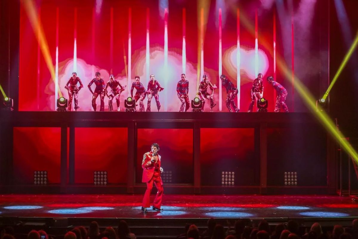 Crítica de “Sandro, el gran show”: Una experiencia teatral intensa que revive al Gitano desde la ficción y el deseo