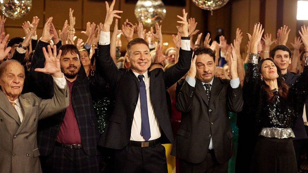 Crítica de "Mazel Tov": Otra película del multiverso de Adrián Suar 