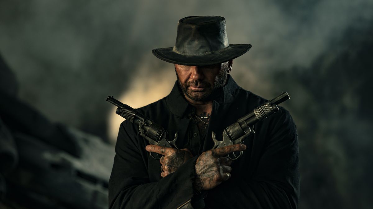 Crítica de “Tierras perdidas”: Milla Jovovich y Dave Bautista en un western postapocaliptico
