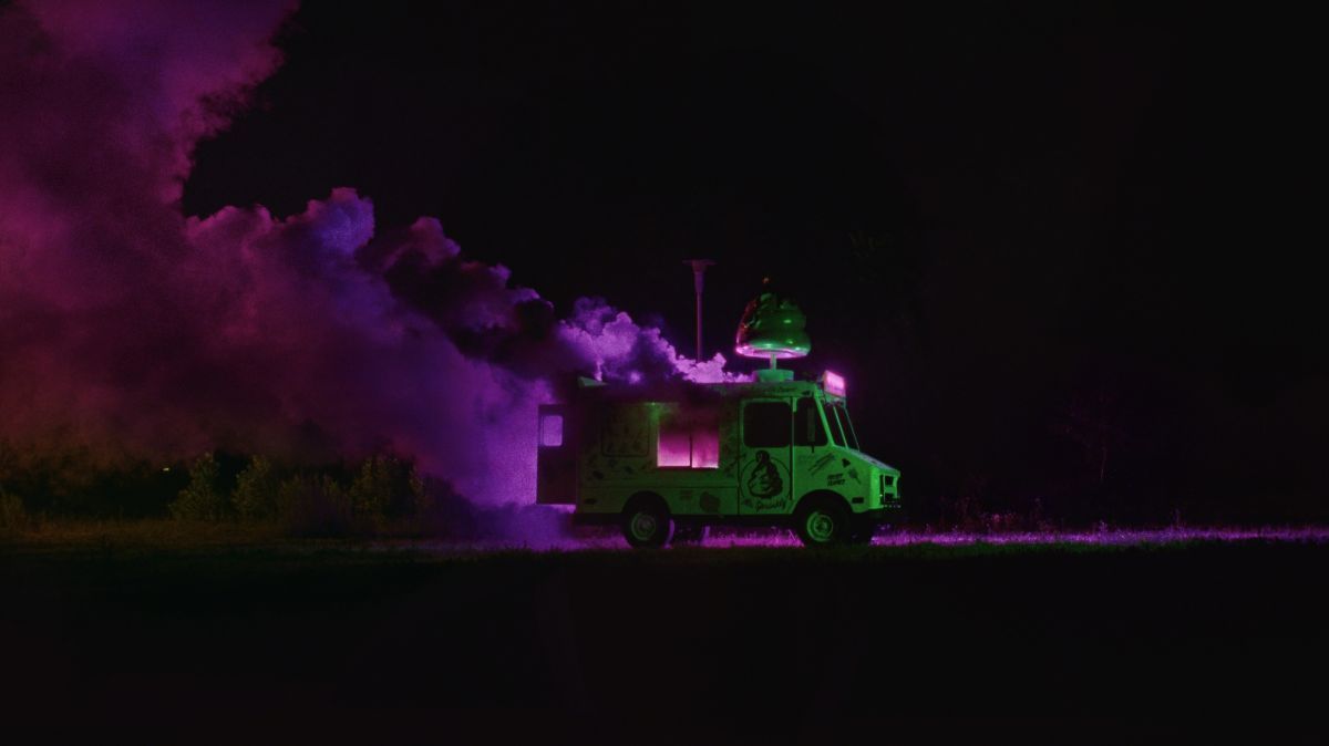 Crítica de “Vi el brillo del televisor (I Saw The TV Glow)”: Cuando la pantalla disuelve la realidad