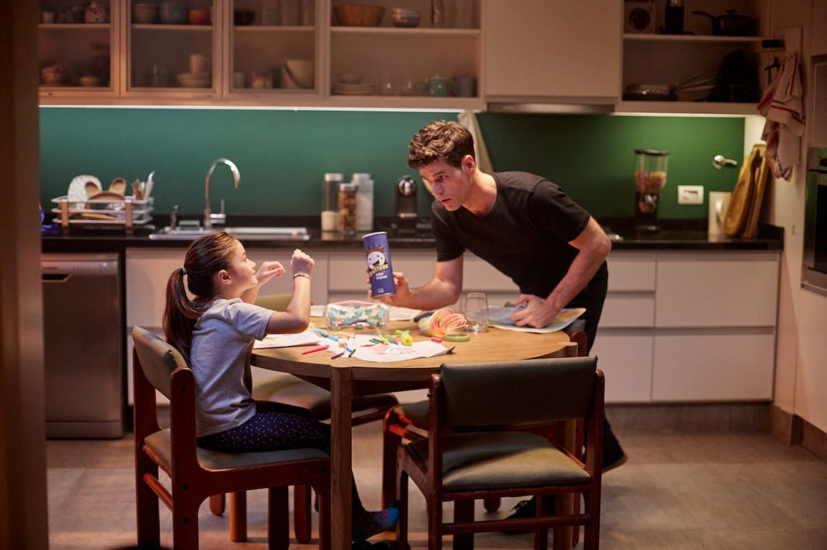 Crítica de "Camaleón: el pasado no cambia": La "China" Suárez y Pablo Echarri en un drama sin identidad