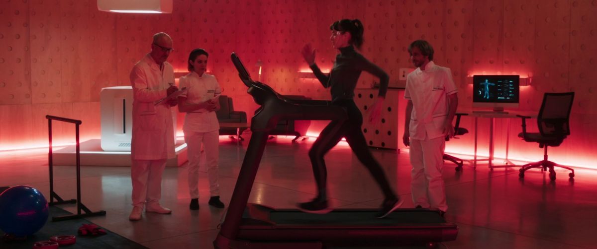 Crítica de “Biónica”: Julia Martínez Rubio entre el encierro y la IA según Sebastián Perillo