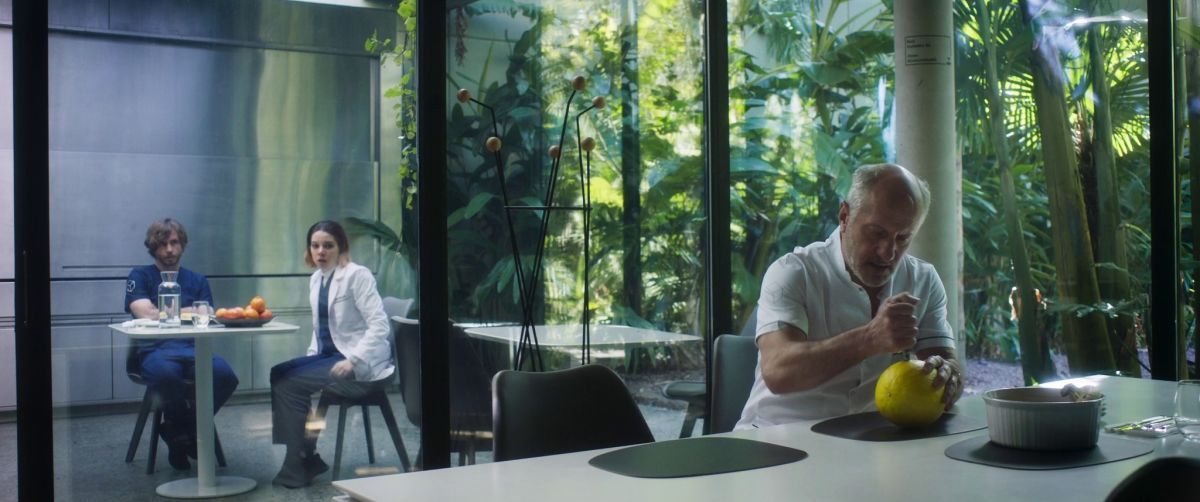 Crítica de “Biónica”: Julia Martínez Rubio entre el encierro y la IA según Sebastián Perillo