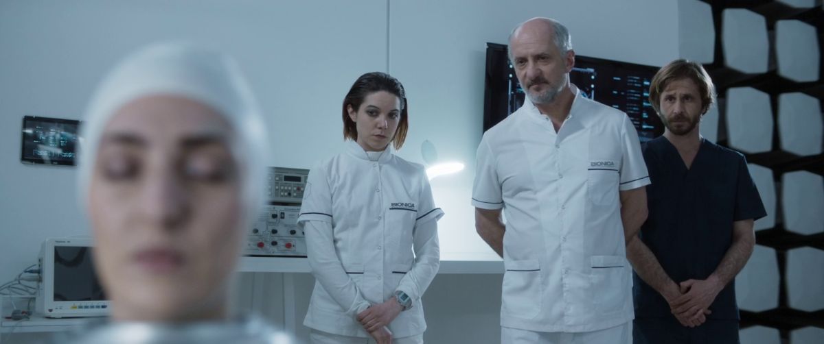 Crítica de “Biónica”: Julia Martínez Rubio entre el encierro y la IA según Sebastián Perillo