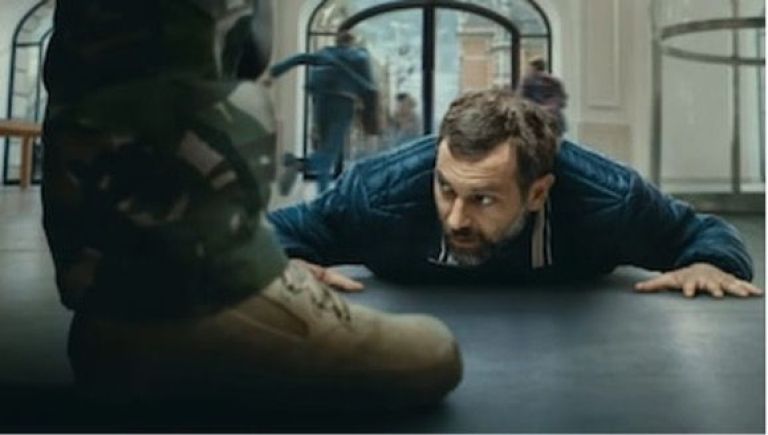 Crítica de "iRehén": El secuestro en el Apple Store de de Ámsterdam que Netflix transformó en dispositivo narrativo