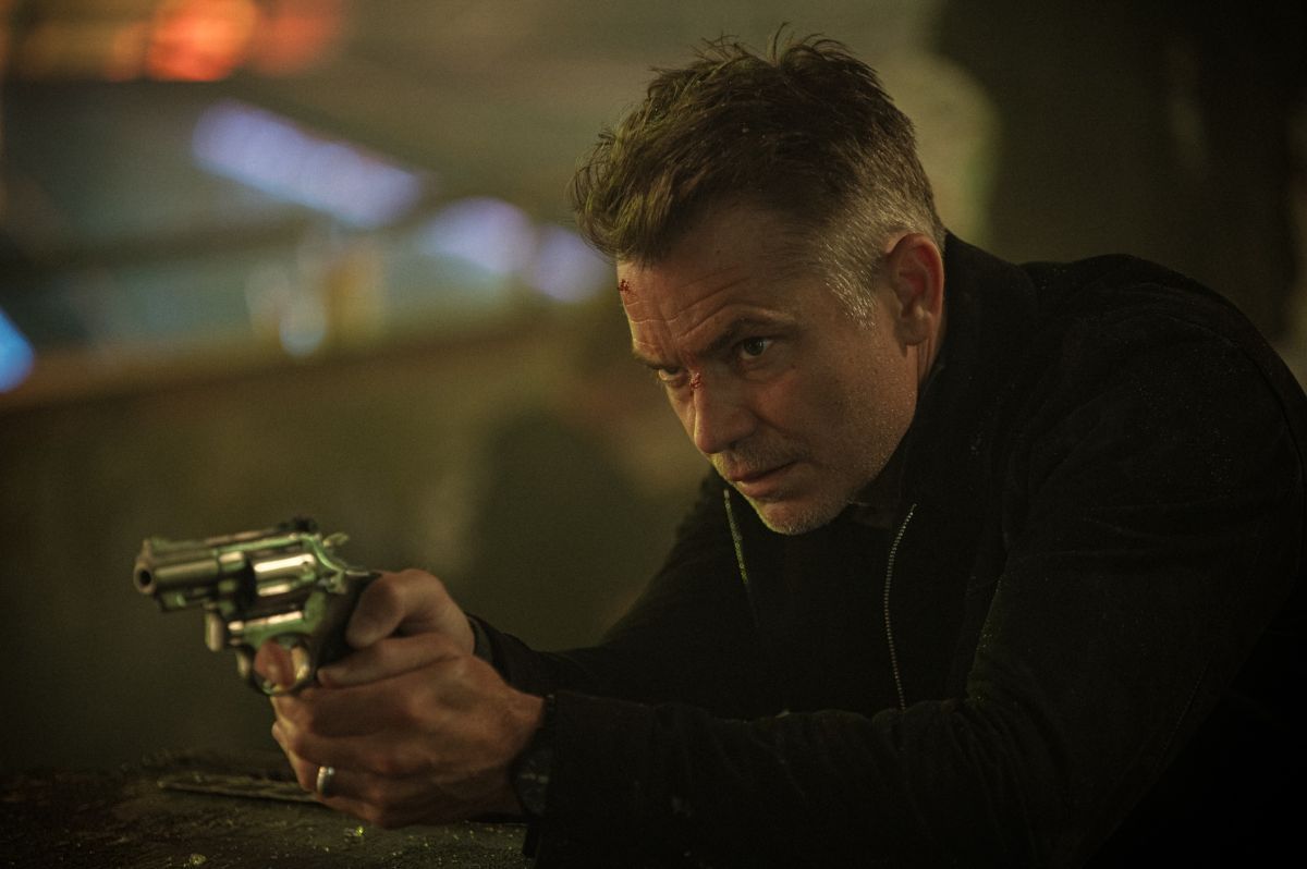 Crítica de "Estragos": Tom Hardy en un violento thriller de acción de Gareth Evans