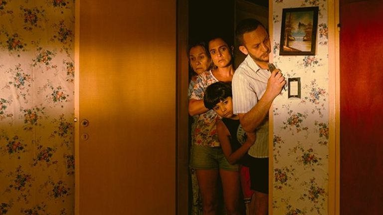 Crítica "Una casa con dos perros": La infancia como zona de combate