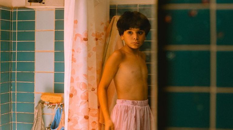 Crítica "Una casa con dos perros": La infancia como zona de combate