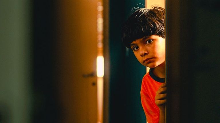 Crítica "Una casa con dos perros": La infancia como zona de combate