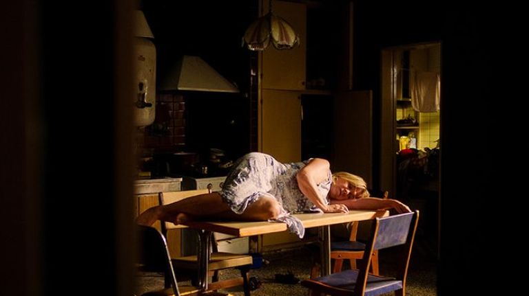 Crítica "Una casa con dos perros": La infancia como zona de combate