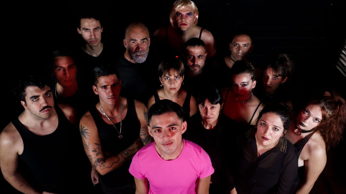 Crítica de "DANIEL, voy a ser el gay más famoso de Chile": El cuerpo como campo de batalla social en escena