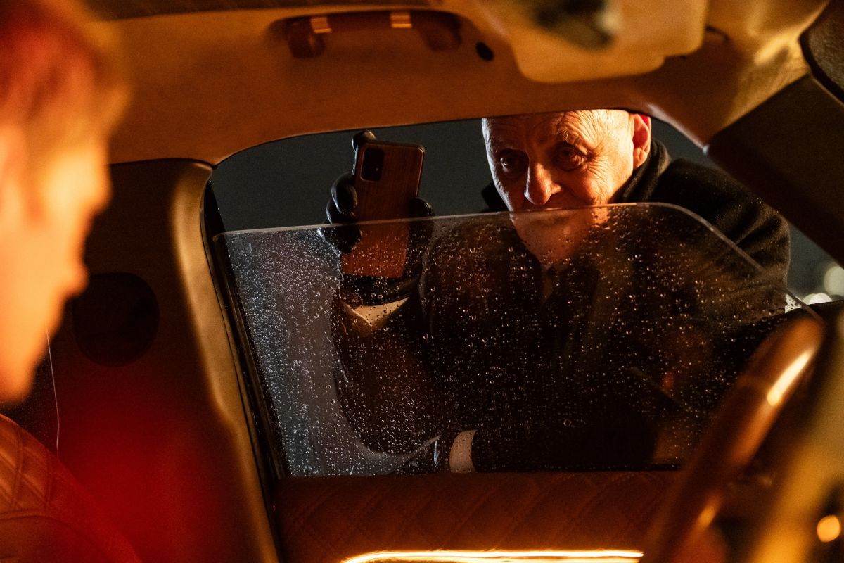 Crítica de “Encerrado”: Bill Skarsgård y Anthony Hopkins en la remake de “4x4”