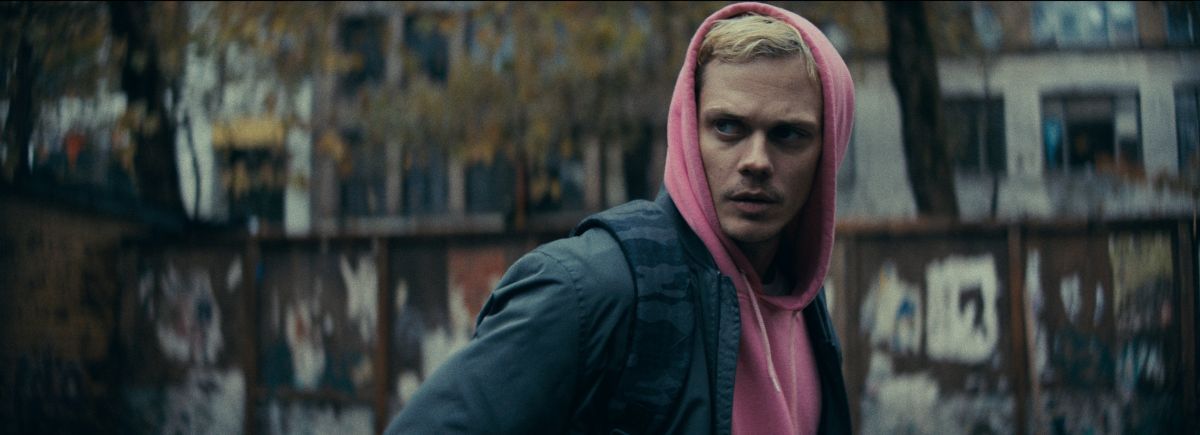 Crítica de “Encerrado”: Bill Skarsgård y Anthony Hopkins en la remake de “4x4”