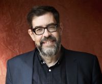Richard Osman vuelve con una novela negra que mezcla ironía, misterio y vínculos familiares