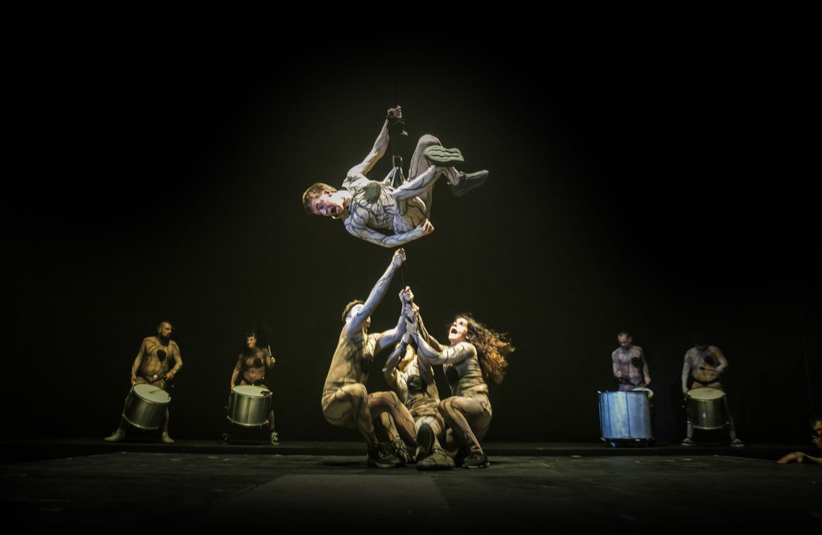 Crítica de "Hincha! Ritual Show": El teatro aéreo que convierte la pasión futbolera en un acto político