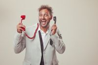 Crítica de “Agotados”: Ariel Staltari en un viaje esquizofrénico por el delirio gastronómico porteño