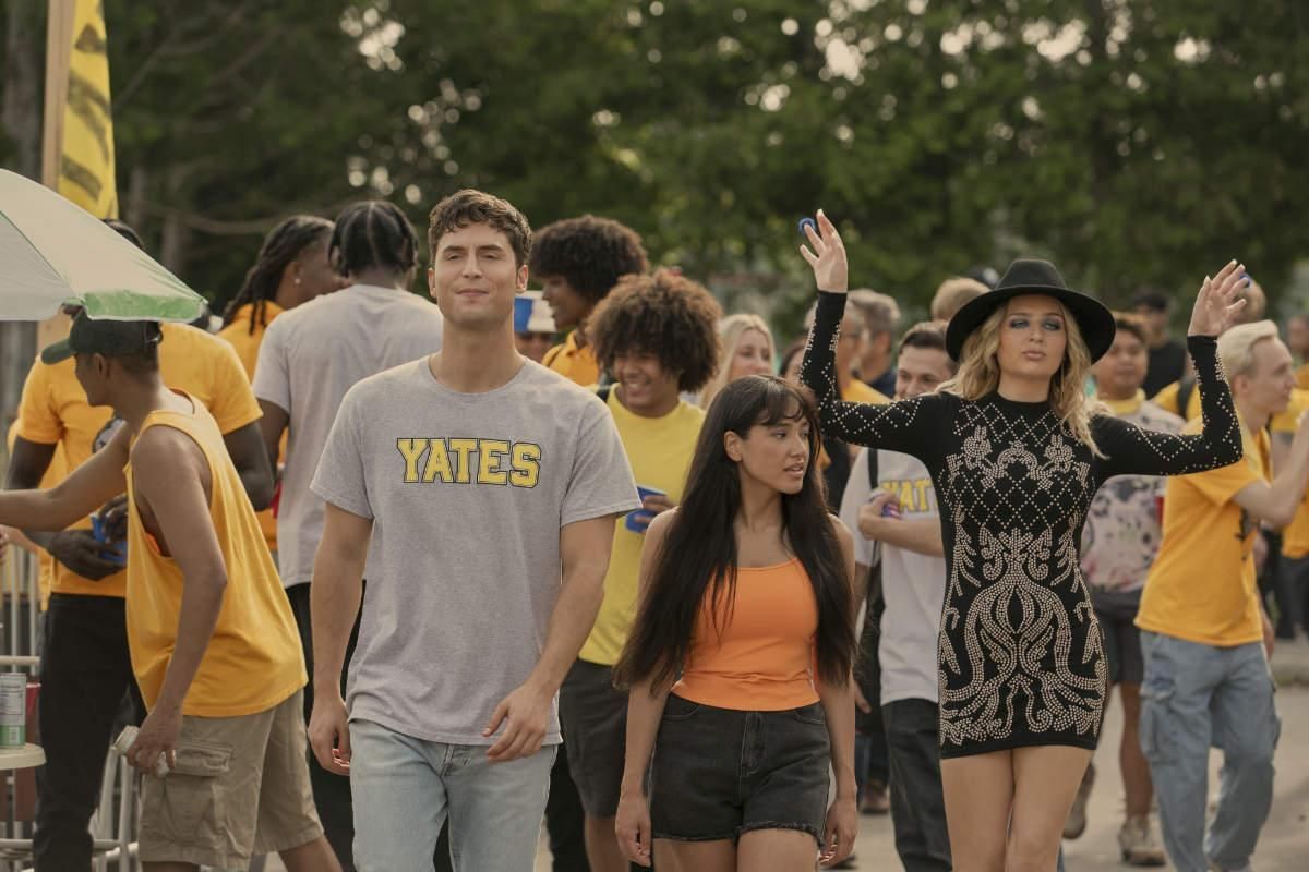 Crítica de "Más de la cuenta": La tragicomedia de un exfutbolista en guerra con su clóset