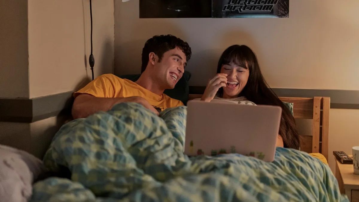 Crítica de "Más de la cuenta": La tragicomedia de un exfutbolista en guerra con su clóset