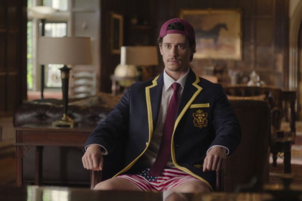 Crítica de "Más de la cuenta": La tragicomedia de un exfutbolista en guerra con su clóset