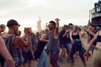 Crítica de  "Sirât": Oliver Laxe filma una odisea techno en el desierto y en la conciencia