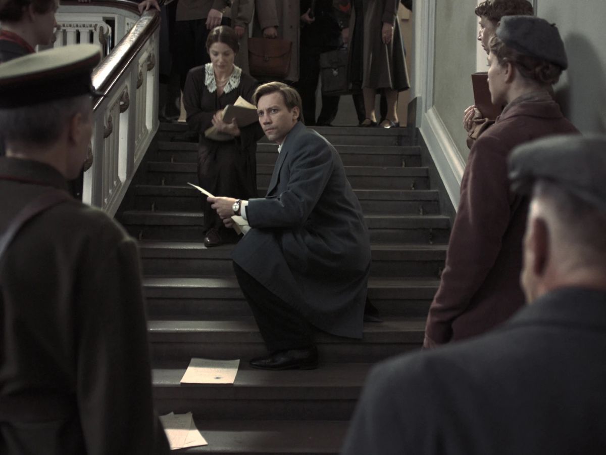 Crítica de “Dos fiscales”: Sergueï Loznitsa y los ecos del estalinismo en clave de farsa judicial