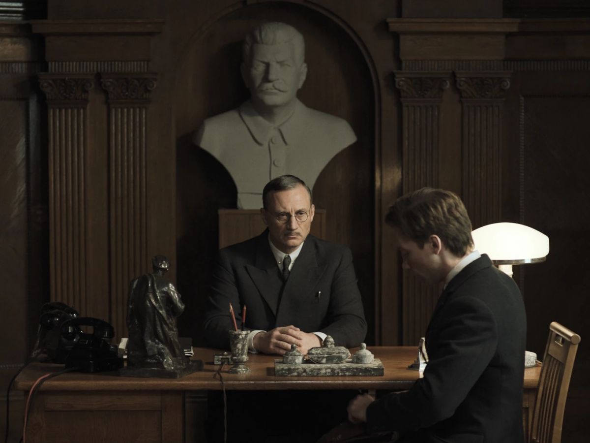 Crítica de “Dos fiscales”: Sergueï Loznitsa y los ecos del estalinismo en clave de farsa judicial