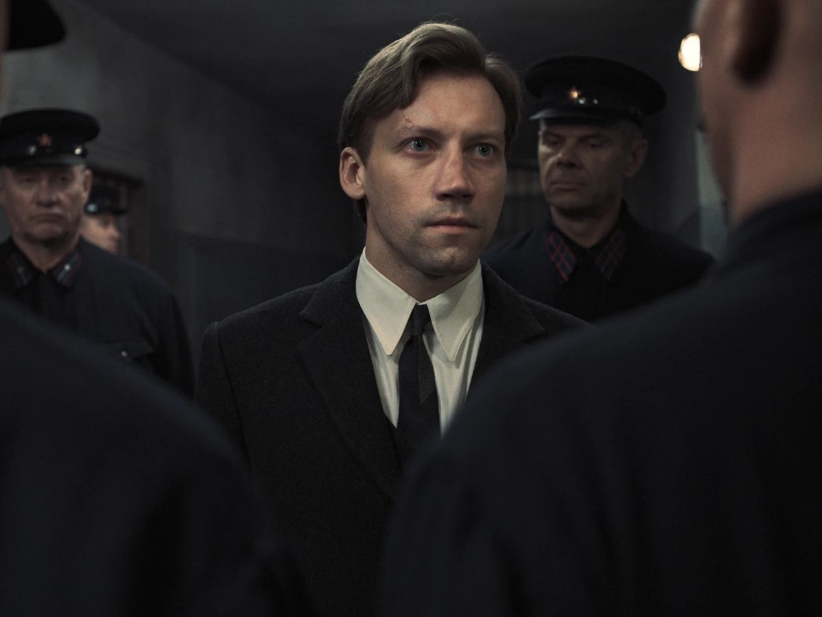 Crítica de “Dos fiscales”: Sergueï Loznitsa y los ecos del estalinismo en clave de farsa judicial