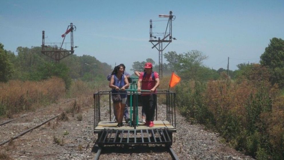 Crítica de "La zorra y la pampa": cine a tracción humana entre el mito, el óxido y la urgencia
