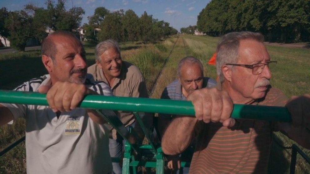 Crítica de "La zorra y la pampa": cine a tracción humana entre el mito, el óxido y la urgencia