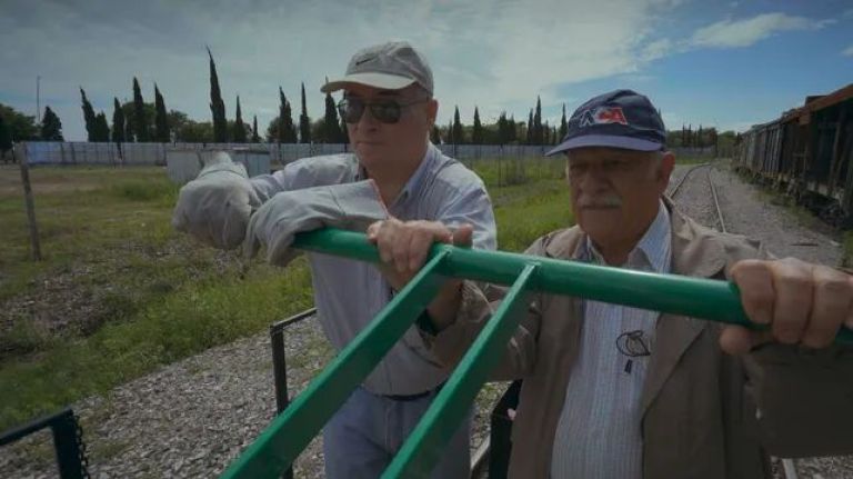 Crítica de "La zorra y la pampa": cine a tracción humana entre el mito, el óxido y la urgencia