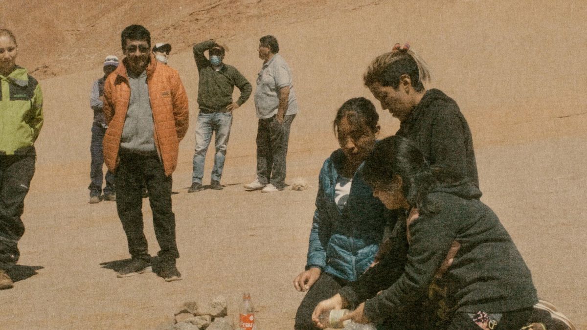 Crítica de "Los niños":  Julián Giulianelli  y el cuerpo como territorio de la memoria originaria