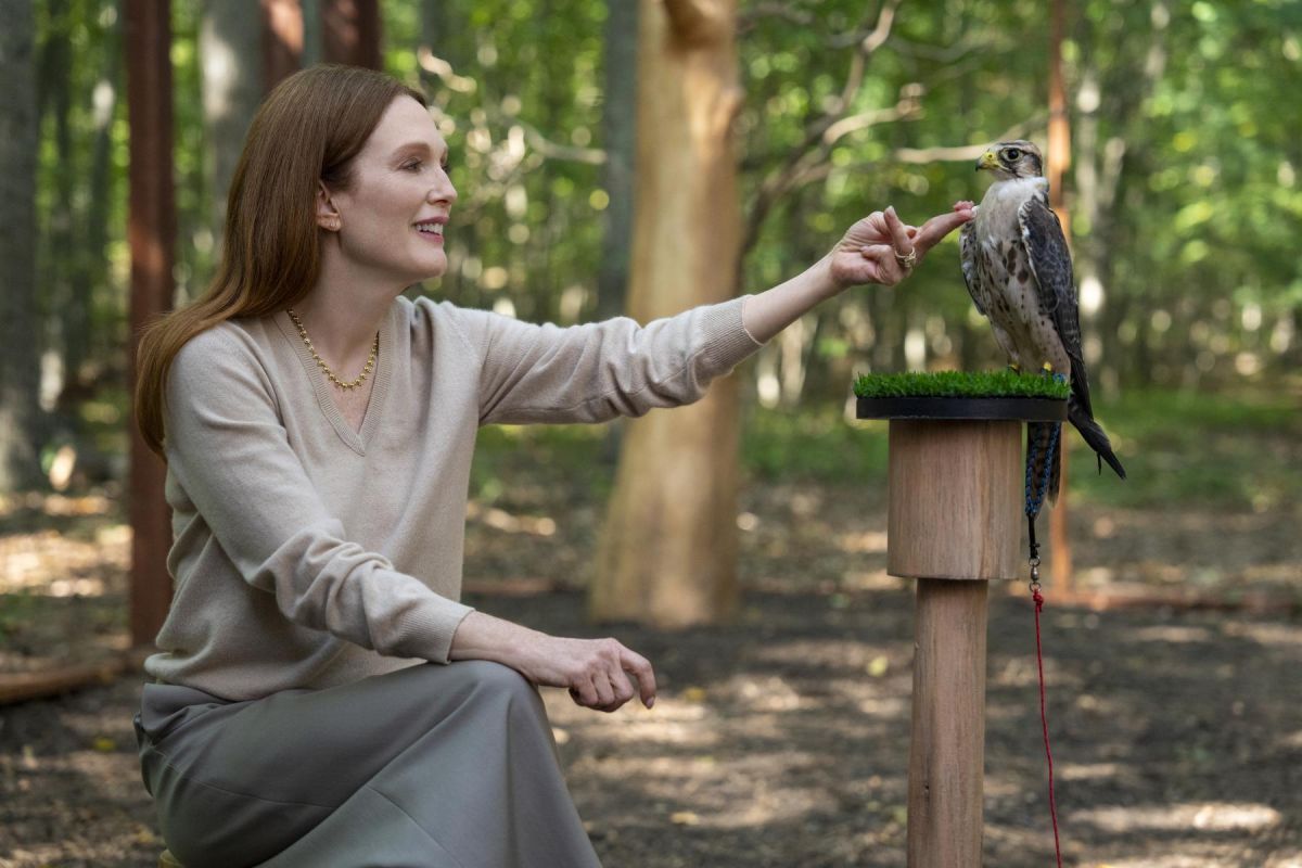 Crítica de "Sirenas": Julianne Moore y las máscaras de la alta sociedad en una isla donde todo es sospecha