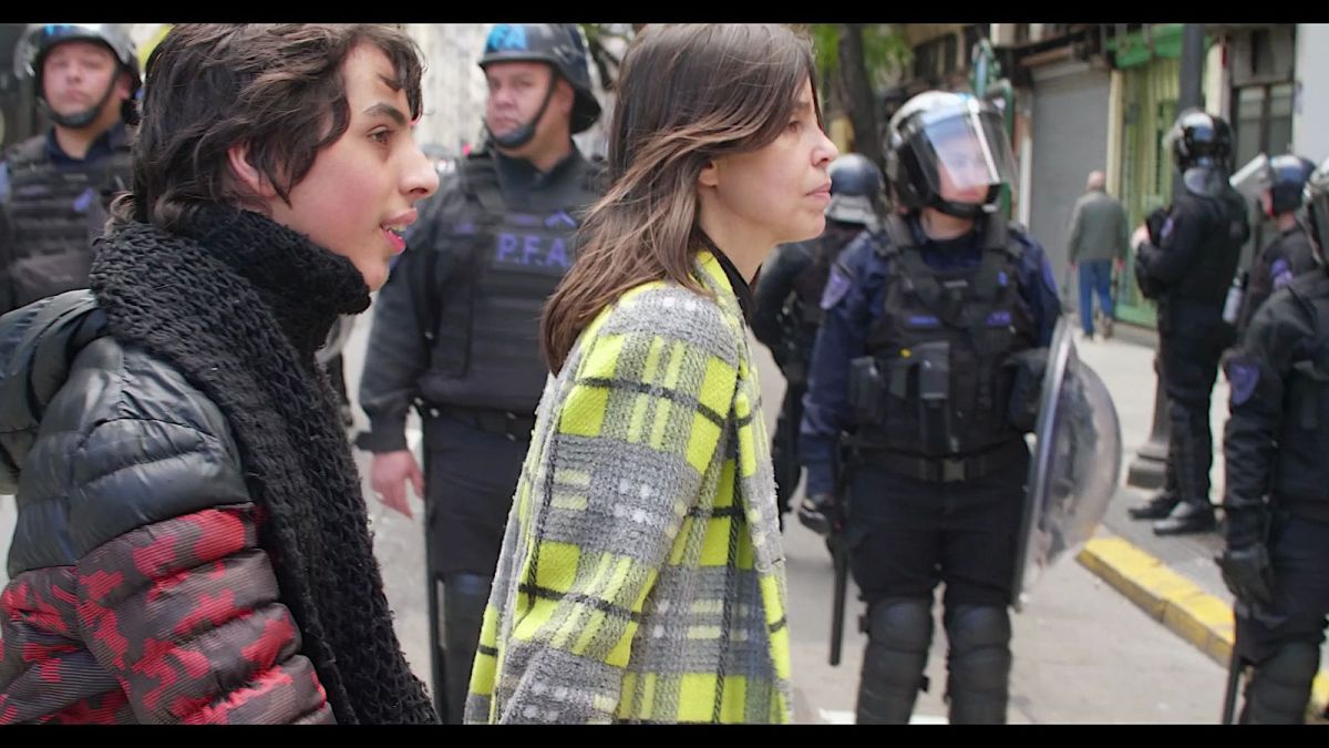 Crítica de "Presente continuo": Ulises Rosell dirige lo que no se puede dirigir