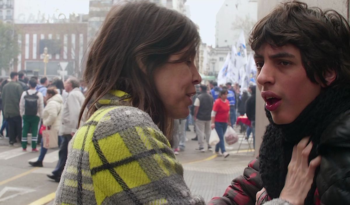 Crítica de "Presente continuo": Ulises Rosell dirige lo que no se puede dirigir