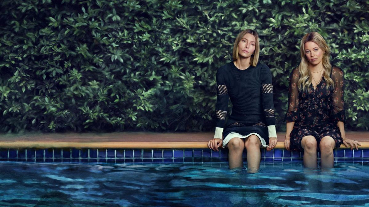 Crítica de "La mejor hermana": Jessica Biel y Elizabeth Banks en una historia donde el misterio es solo el comienzo