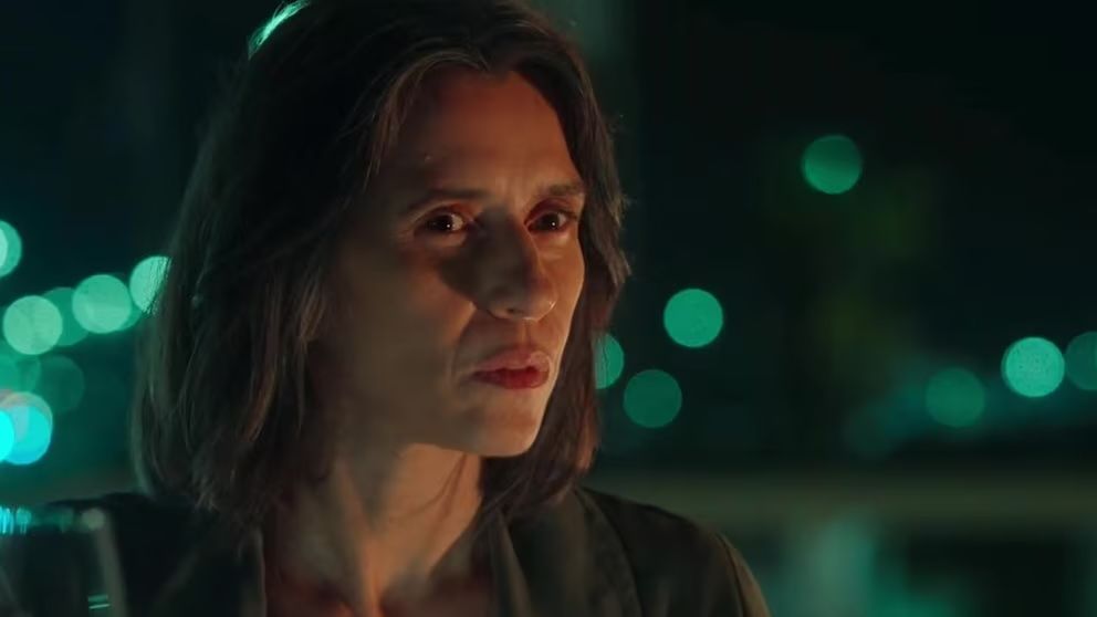 Crítica de "Sara, la mujer de las sombras": maternidad, culpa y redes de poder en clave noir