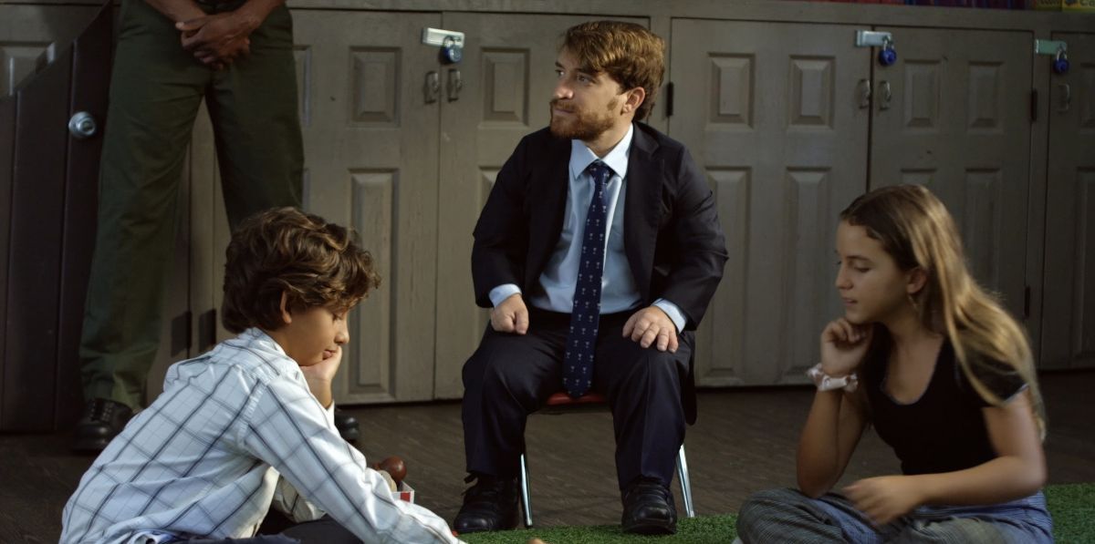 Crítica de "BitterSweet": Steven Martini en una comedia sobre la burocracia estatal y el autismo