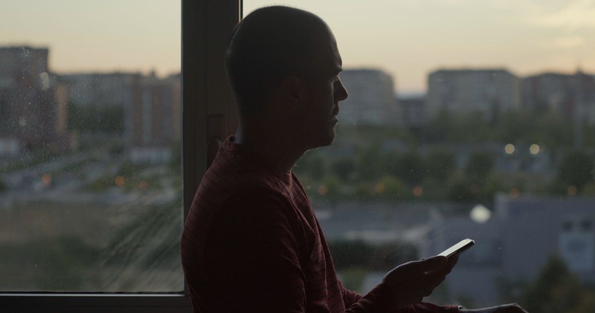 Crítica de "Tres cruces": Un retrato de las huellas del abuso sexual eclesiástico en la Argentina