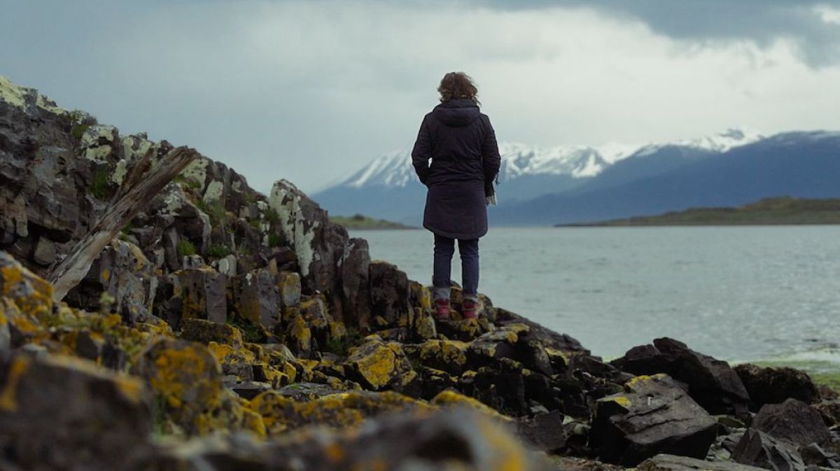 Crítica de "Cuando las nubes esconden la sombra": el viaje íntimo de María Alché al fin del mundo