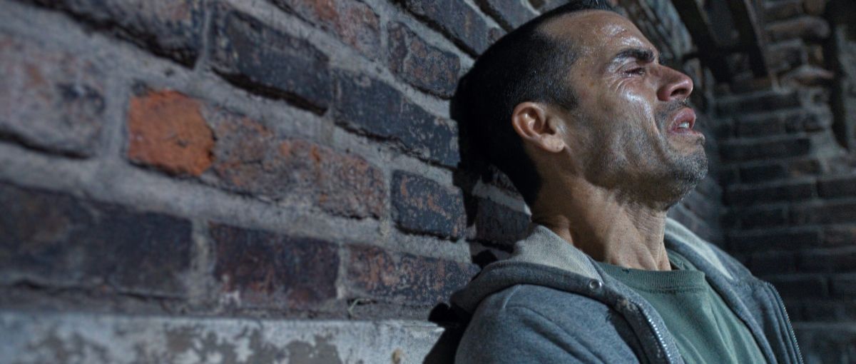 Crítica de "Gatillero": Sicarios, traiciones y una ciudad en llamas