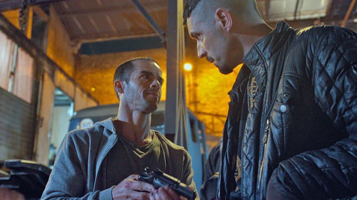 Crítica de "Gatillero": Sicarios, traiciones y una ciudad en llamas