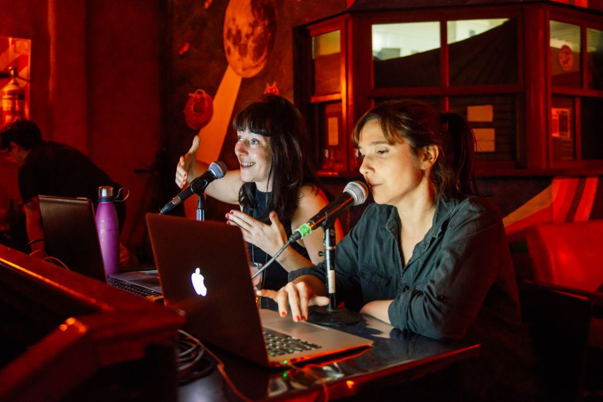 Proyección del film mudo "Diferente a lxs demás" intervenida por Elisa Carricajo y Laura Paredes