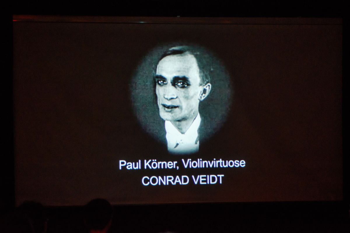 Proyección del film mudo "Diferente a lxs demás" intervenida por Elisa Carricajo y Laura Paredes