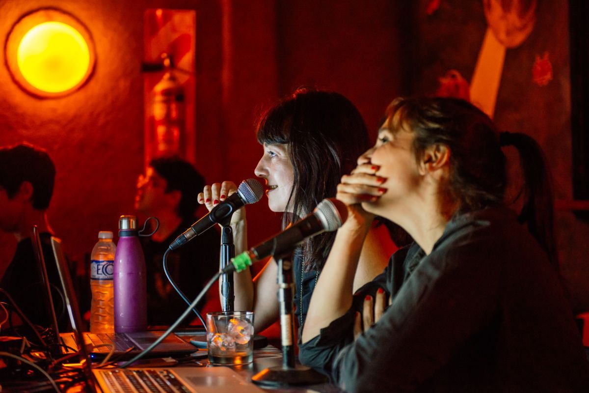 Proyección del film mudo "Diferente a lxs demás" intervenida por Elisa Carricajo y Laura Paredes