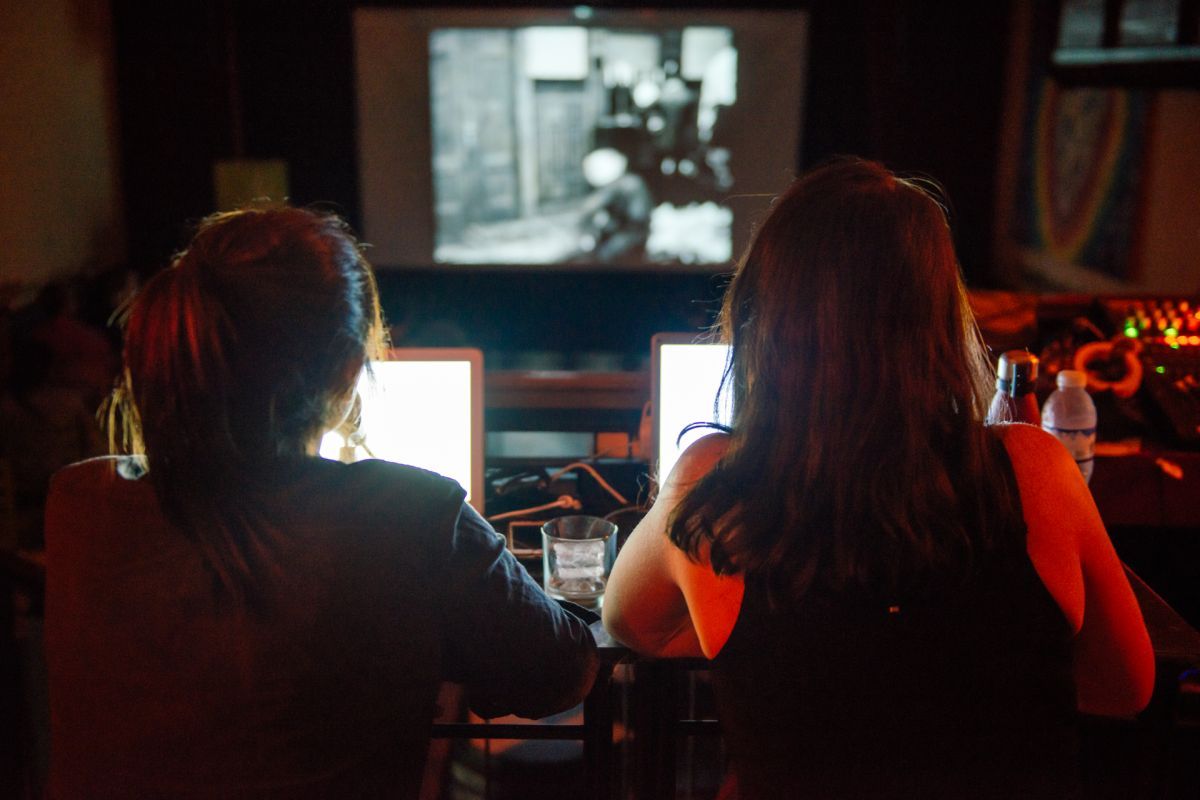 Proyección del film mudo "Diferente a lxs demás" intervenida por Elisa Carricajo y Laura Paredes