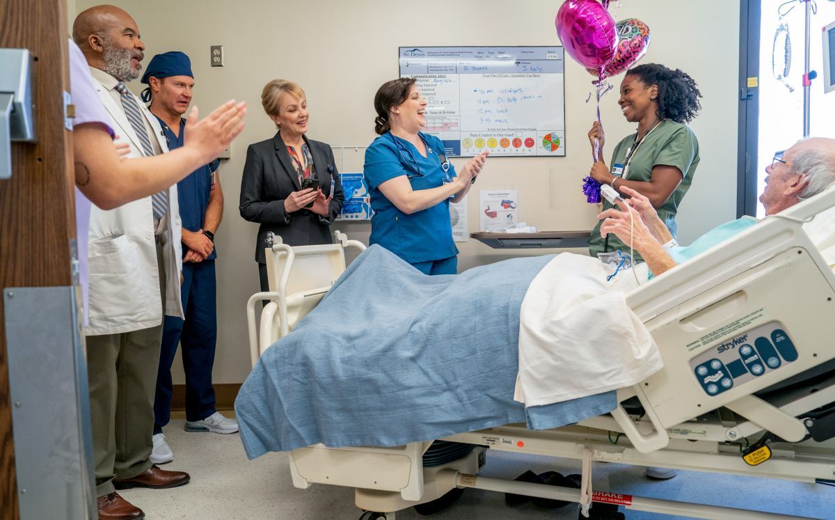 Crítica de "St. Denis Medical": el hospital donde el caos se trata con humor