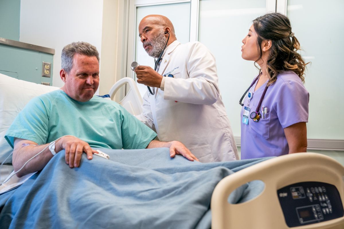 Crítica de "St. Denis Medical": el hospital donde el caos se trata con humor