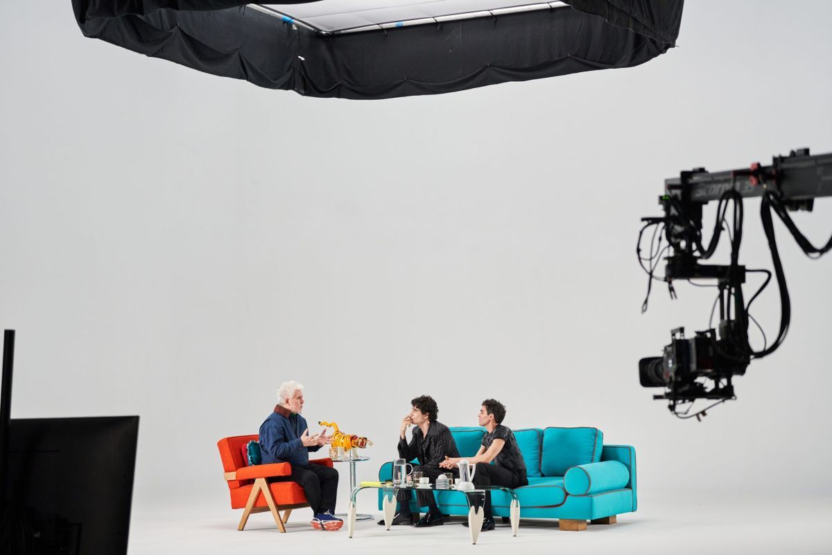 Crítica de "Pedro x Javis": La serie que convierte a Almodóvar en un ritual pop